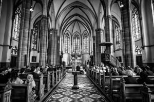 Einzug in die Kirche mit Musik von Lutz Strenger (Foto: Stefan Fiekers | www.sf-photo-online.de)