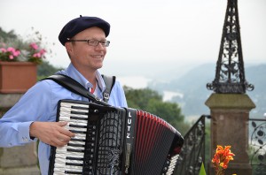 Ein herrlicher Blick ins Rheintal, beschwingte Musik und gut gelaunte Gäste - was will man mehr?!