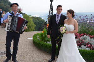 Chansons und französische Lebensfreude auf dem Akkordeon zur Standesamtlichen Hochzeit