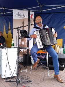 Französische Akkordeonmusik bei 'Klein Mont-Martre' in Xanten mit Lutz Strenger
