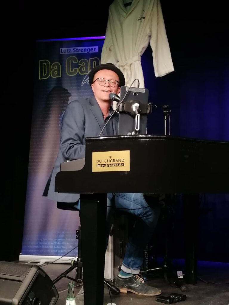 Lutz Strenger spielt und singt bekannte und unbekanntere Lieder des wohl größten deutschsprachigen Entertainers